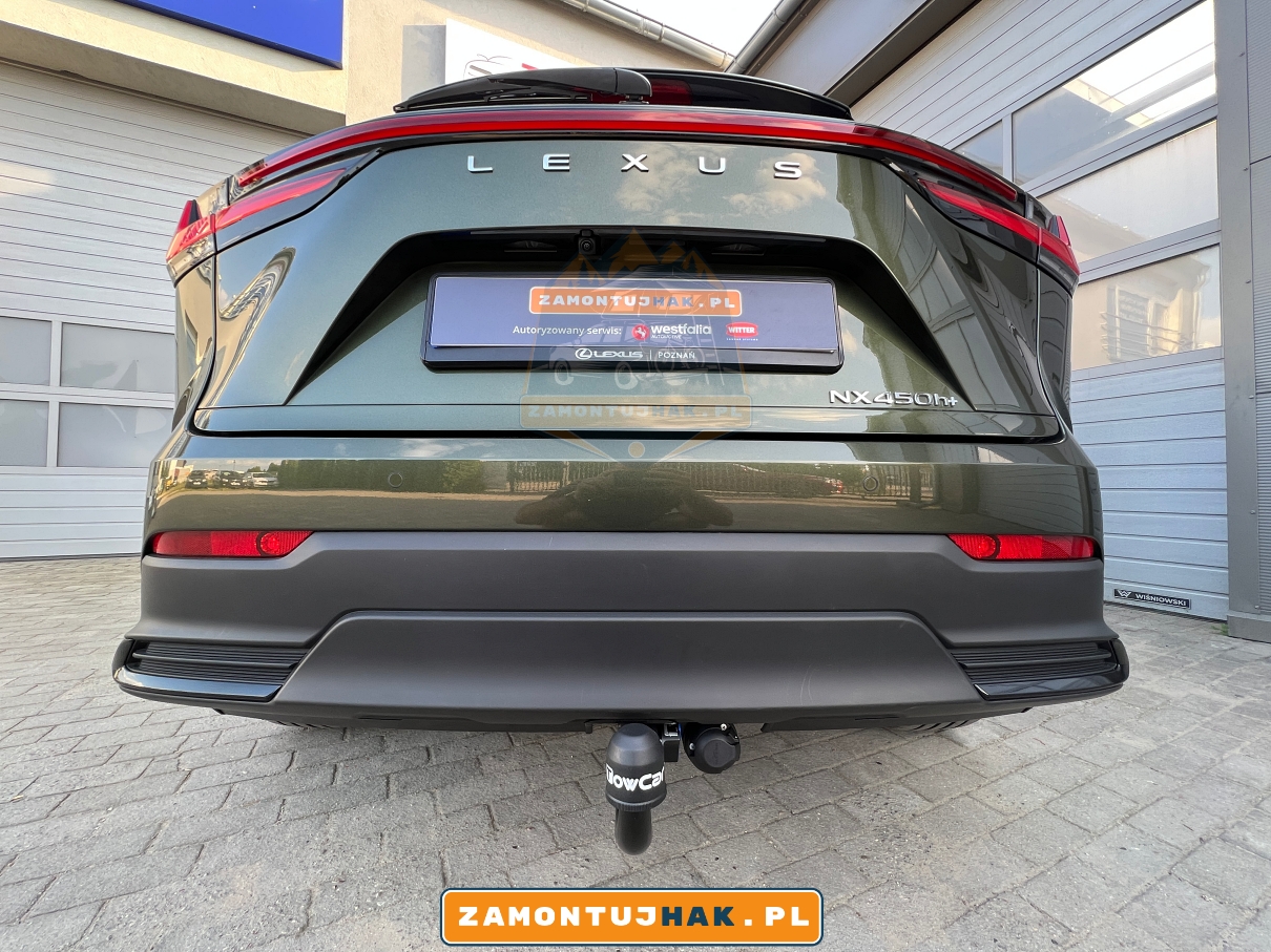 Szczegółowy widok profesjonalnie zamontowanego haka holowniczego w nowym Lexus NX450h+